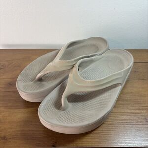 OOFOS OOmega OOlala Comfort Flip Flops Women's Size 7 Tan Nomad Thong